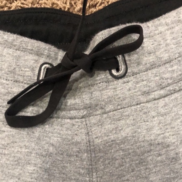 Lululemon NTS short heathered grey model material - Picture 5 of 8